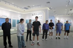 西西帕斯首获atp500冠军f1车手投入世界综合格斗大赛完整版视频